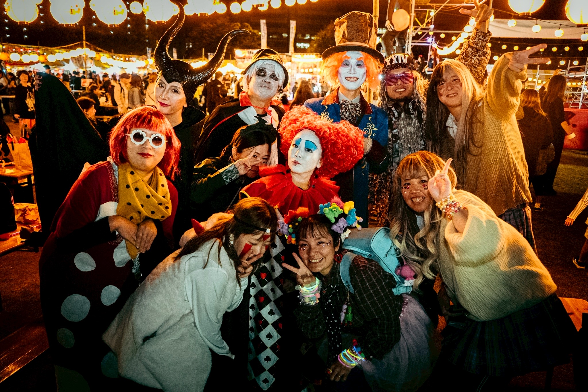 2025年、仮装してハロウィンナイトを楽しむ大人たち