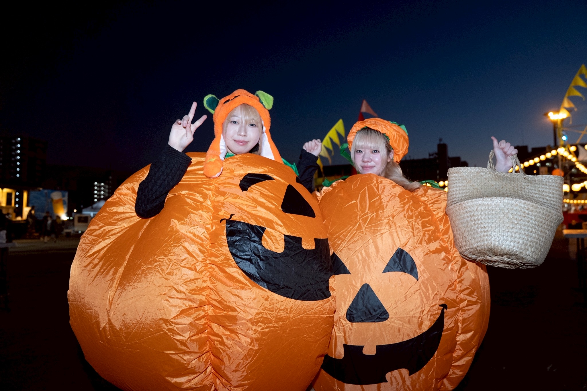 2025年、かぼちゃ姿のスタッフがハロウィンナイトを盛り上げる様子