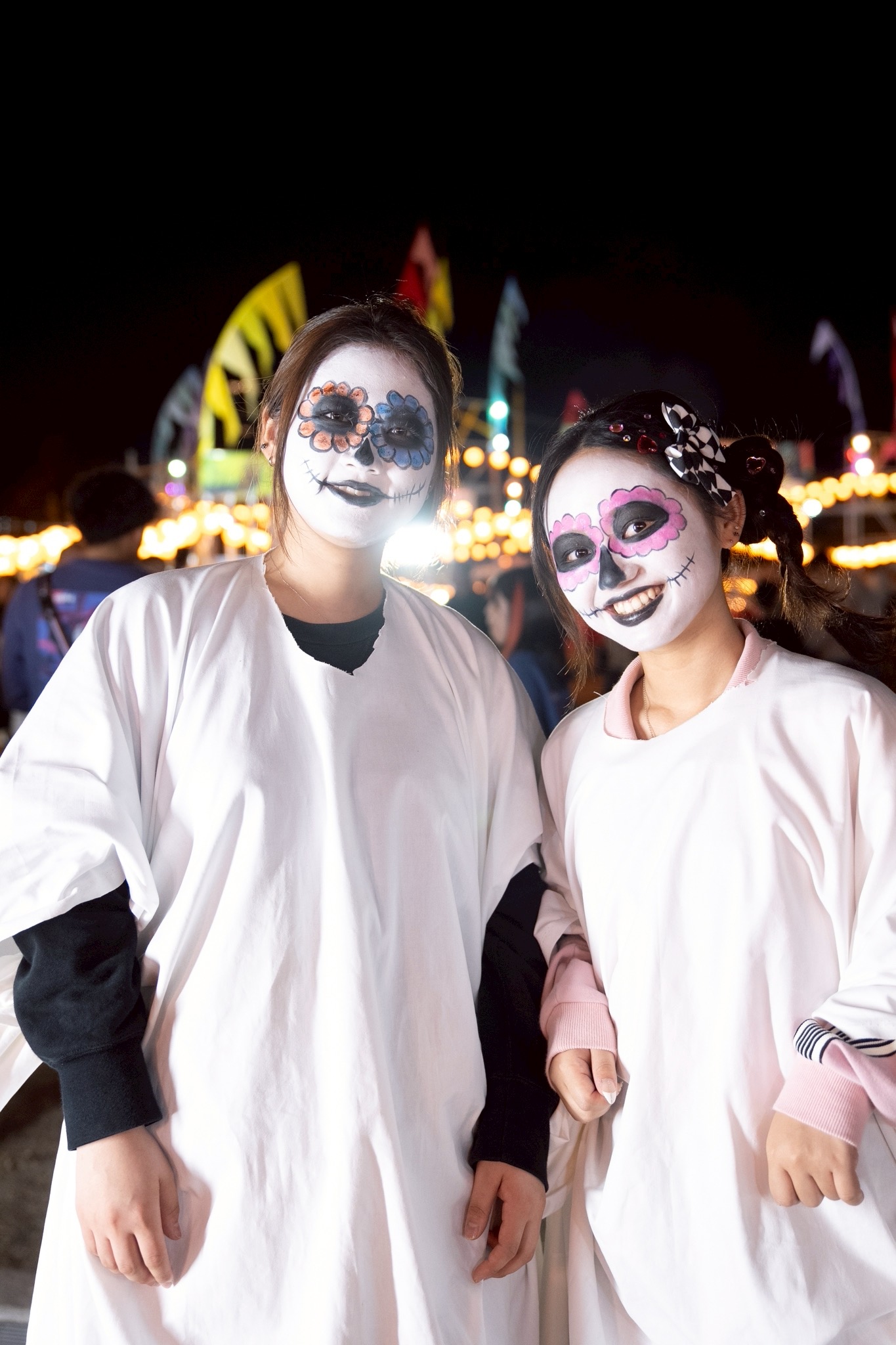 2025年、ハロウィンメイクを楽しむ参加者