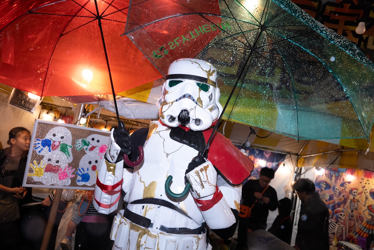 2025年、仮装してイベントを楽しむ参加者